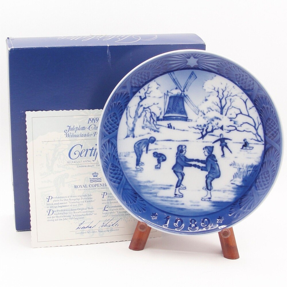 Royal Copenhagen 1989 Christmas Plate The Old Skating Pond Box COA